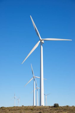 Elektrik üretimi için yel değirmenleri, Huesca Eyaleti, Aragon, İspanya.