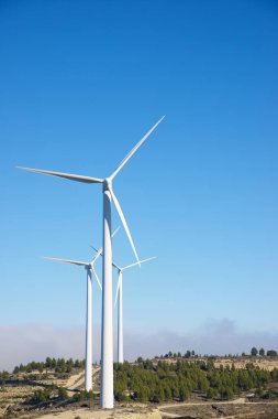 Elektrik üretimi için yel değirmenleri, Huesca Eyaleti, Aragon, İspanya.