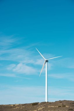 Elektrik üretimi için yel değirmeni, Huesca ili, Aragon, İspanya.