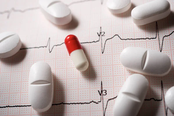 Zbliżenie Tabletek Elektrokardiogram Formie Papierowej — Zdjęcie stockowe