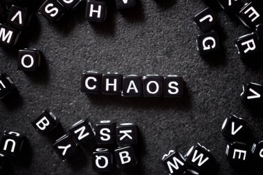 Siyah bir masada harf küpleri.