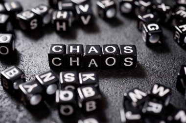 Siyah bir masada harf küpleri.