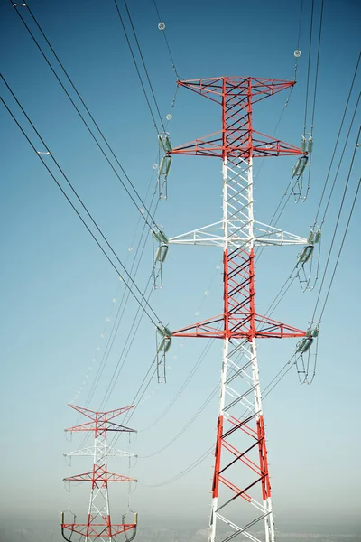 萨拉戈萨省的电力线路和晴朗的天空 西班牙阿拉贡 — 图库照片
