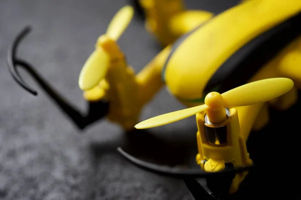 Drone Amarillo Sobre Una Mesa Negra —  Fotos de Stock