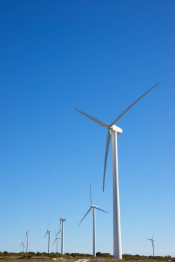 Elektrik üretimi için yel değirmenleri, Zaragoza Eyaleti, İspanya Aragon.