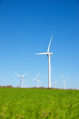 Elektrik üretimi için yel değirmenleri, Zaragoza Eyaleti, İspanya Aragon.