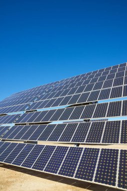 Zaragoza Eyaleti, Aragon, İspanya 'da elektrik üretimi için devasa güneş panelleri.