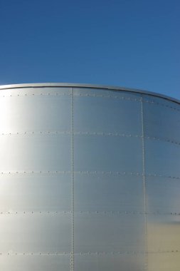 Metalik endüstriyel bir depoya yakın çekim.