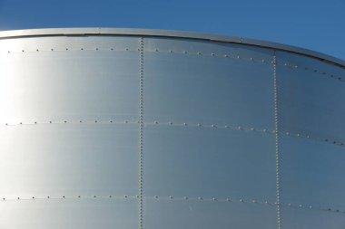 Metalik endüstriyel bir depoya yakın çekim.