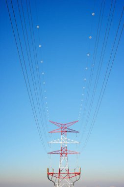 Zaragoza 'da elektrik hattı ve açık gökyüzü, İspanya' da Aragon.