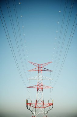 Zaragoza 'da elektrik hattı ve açık gökyüzü, İspanya' da Aragon.