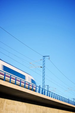 İspanya 'da Aragon, Zaragoza' da yüksek hızlı bir trenin viyadük geçişi görüntüsü. AVE Madrid Barselona.