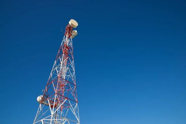 Torre Telecomunicações Com Céu Azul Claro — Fotografia de Stock