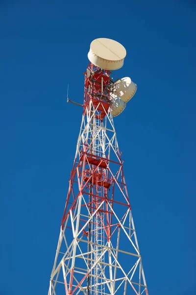 Telekommunikationstorn Med Klarblå Himmel — Stockfoto