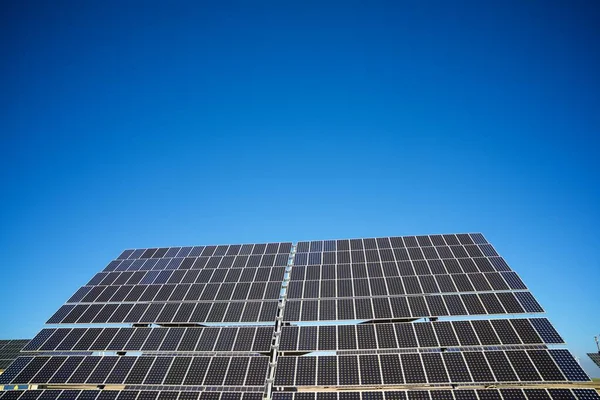 Ogromne Panele Słoneczne Produkcji Energii Elektrycznej Prowincji Saragossa Aragon Hiszpania — Zdjęcie stockowe