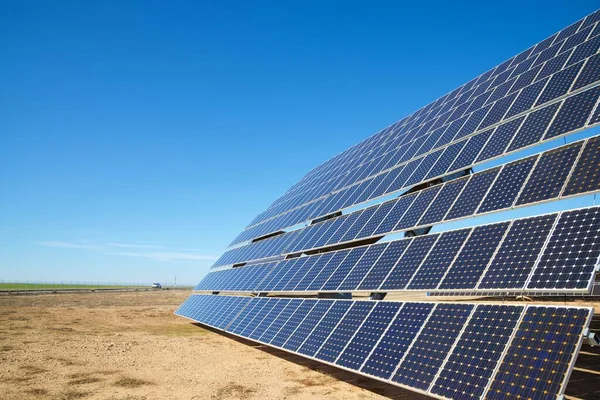 西班牙阿拉贡萨拉戈萨省用于发电的巨大太阳能电池板 — 图库照片