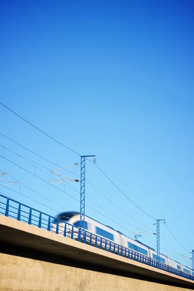 Pohled Vysokorychlostní Vlak Křižující Viadukt Zaragoze Aragon Španělsku Ave Madrid — Stock fotografie