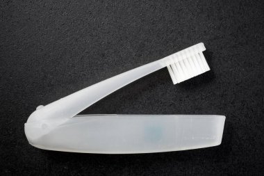 Siyah bir masada diş fırçası.