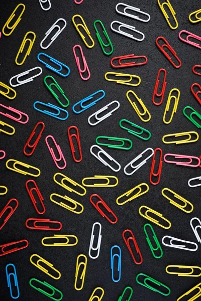 Paperclips Csoport Fekete Asztalon — Stock Fotó