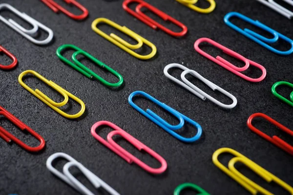 Paperclips Grupp Ett Svart Bord — Stockfoto