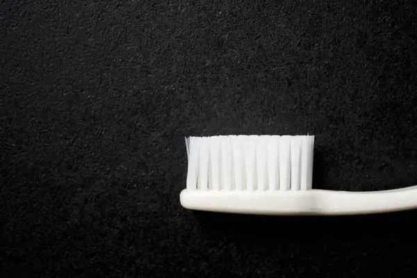 Cepillo Dientes Sobre Una Mesa Negra — Foto de Stock