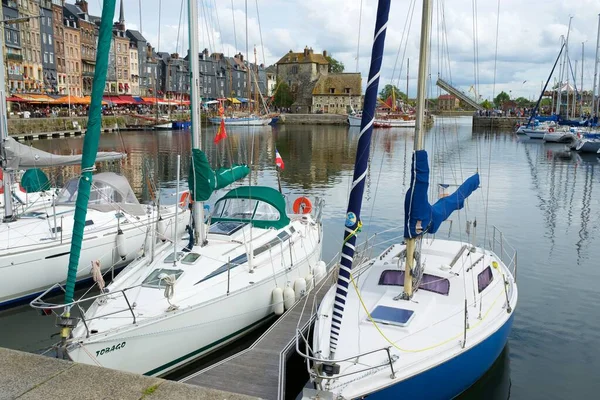 Honfleur France August 2014 Boats Docked Harbor Tourists Strolling Sunny — Stock Photo, Image