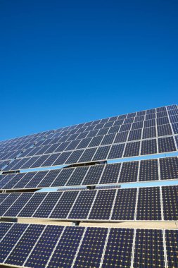 Zaragoza Eyaleti, Aragon, İspanya 'da elektrik üretimi için devasa güneş panelleri.