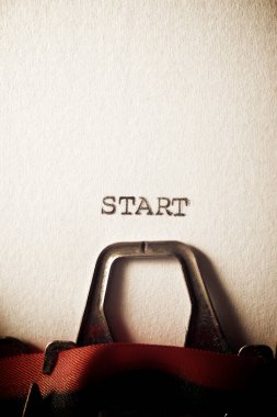 Başlangıç kelimesi bir daktilo ile yazıldı.