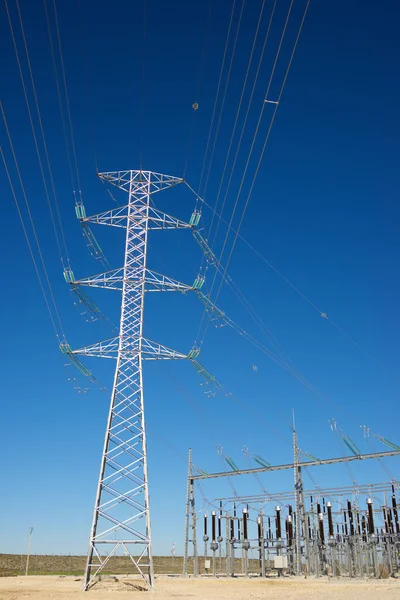 スペインのアラゴン州サラゴサ県の電気変電所と送電線 — ストック写真