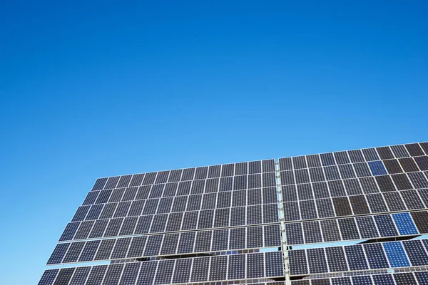 西班牙阿拉贡萨拉戈萨省用于发电的巨大太阳能电池板 — 图库照片