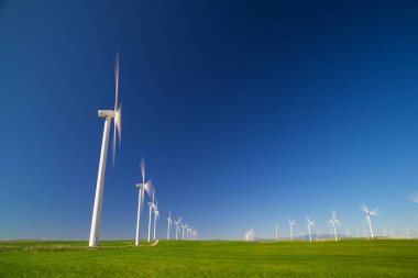 Elektrik üretimi için yel değirmenleri, Zaragoza Eyaleti, İspanya Aragon.