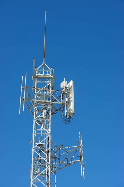 Mavi Gökyüzü Ile Telekomünikasyon Kulesi — Stok fotoğraf