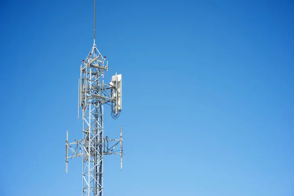 青い空の通信塔 — ストック写真