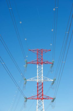 Zaragoza 'da elektrik hattı ve açık gökyüzü, İspanya' da Aragon.