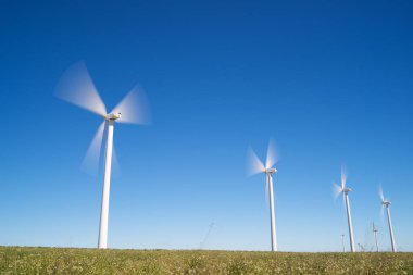 Elektrik üretimi için yel değirmenleri, Zaragoza Eyaleti, İspanya Aragon.