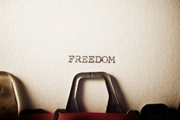 Palavra Liberdade Escrita Com Uma Máquina Escrever — Fotografia de Stock