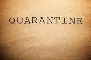 Kahverengi kağıtta karantina kelimesi.