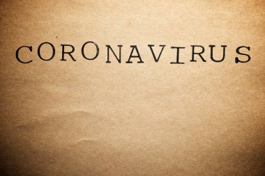 Kahverengi kağıtta Coronavirus kelimesi.