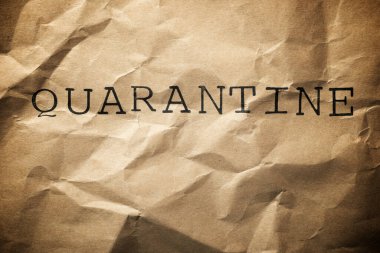 Kahverengi kağıtta karantina kelimesi.