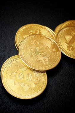 Bir grup bitcoin madeni parasının yakın plan görüntüsü.