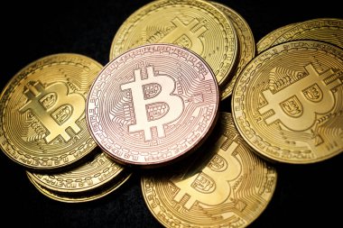 Bir grup bitcoin madeni parasının yakın plan görüntüsü.