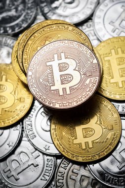 Bir grup bitcoin madeni parasının yakın plan görüntüsü.