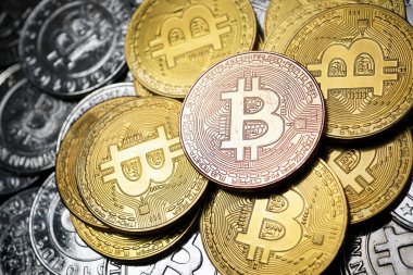 Bir grup bitcoin madeni parasının yakın plan görüntüsü.