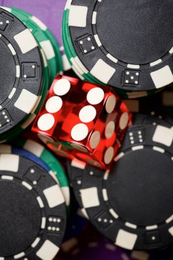 Kumarhane çipleri ve zar görünümü.