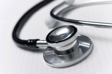 Grafik kağıdındaki steteskopun yakın plan görüntüsü.