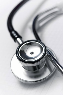 Grafik kağıdındaki steteskopun yakın plan görüntüsü.