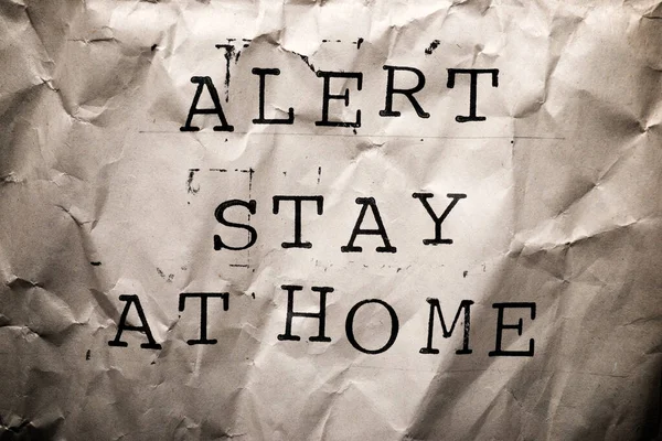 Alert Stay Home Tekst Een Bruin Papier — Stockfoto