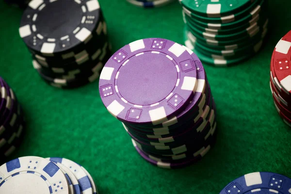 Visa Staplade Casino Marker — Stockfoto