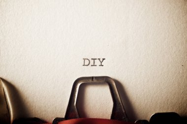 Daktiloyla yazılmış DIY sözcüğü.