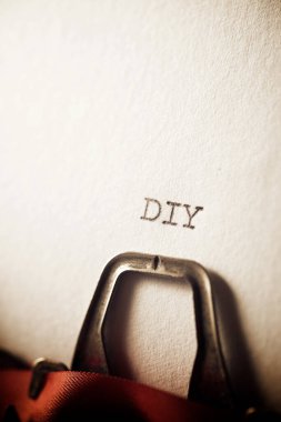 Daktiloyla yazılmış DIY sözcüğü.